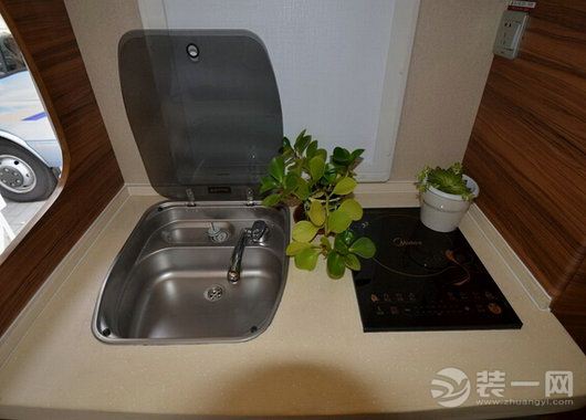 开着房车去旅行，既有房又有车，活的还潇洒